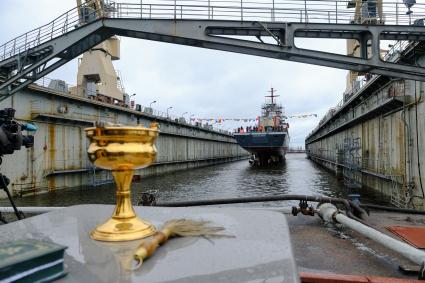 Санкт-Петербург.  Ракетный корвет проекта 20380 `Ретивый` во время спуска на воду на судостроительном заводе `Северная верфь`.