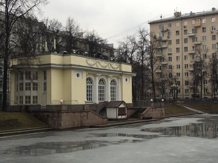 Москва.    Вид на павильон на Патриарших прудах.