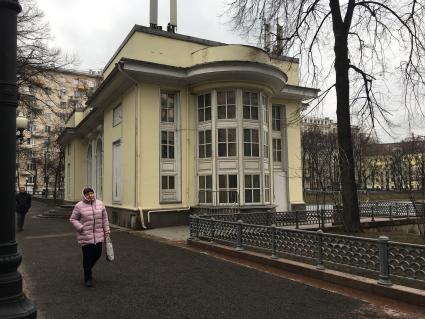 Москва. Вид на павильон на Патриарших прудах.