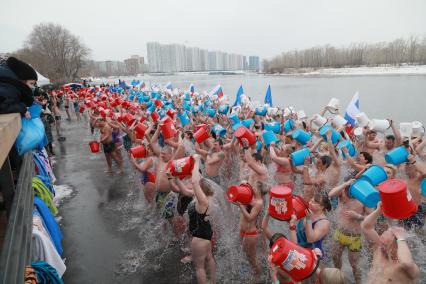 Красноярск. Горожане во время установления рекорда России по массовому обливанию водой.