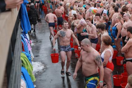 Красноярск. Горожане во время установления рекорда России по массовому обливанию водой.