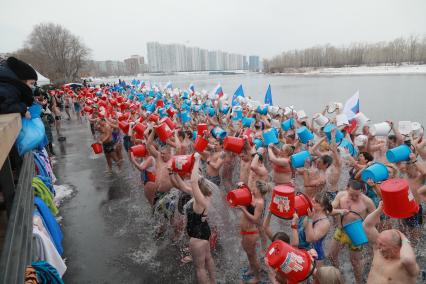 Красноярск. Горожане во время установления рекорда России по массовому обливанию водой.