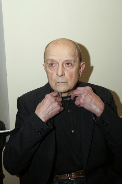 Диск391. ЕСЕНИН-ЦЕНТР. Выставка, посвященная 80-летию со дня рождения актера Ивана Бортника и его дружбе с Владимиром Высоцким АХ, МИЛЫЙ ВАНЯ, Я ГУЛЯЮ ПО ПАРИЖУ... Открытие. 2019. На снимке: актер Константин Желдин