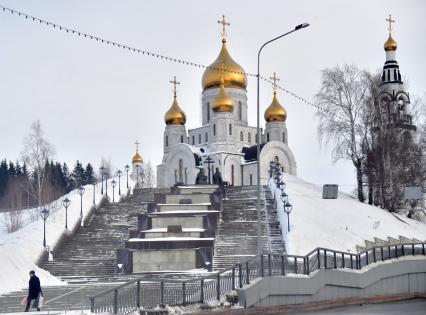 Ханты-Мансийск. Вид на Воскресенский собор.