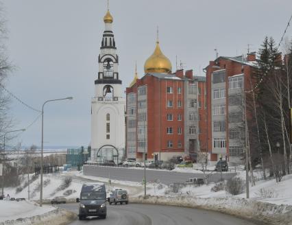 Ханты-Мансийск. Современные дома и колокольня.