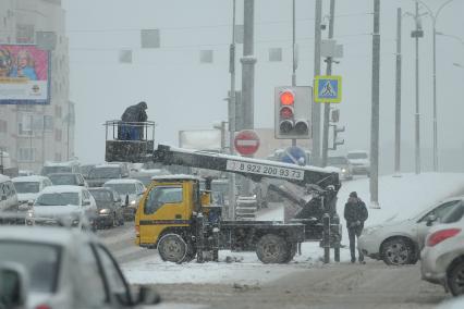 Екатеринбург. Работа стационарных камер автоматической фиксации нарушений ПДД на одном из перекрестков. Рабочие устанавливают камеру на перекрестке