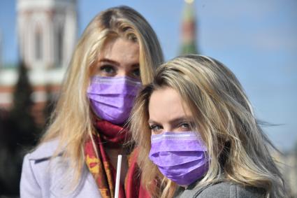Москва. Девушки в медицинских масках на Красной площади.