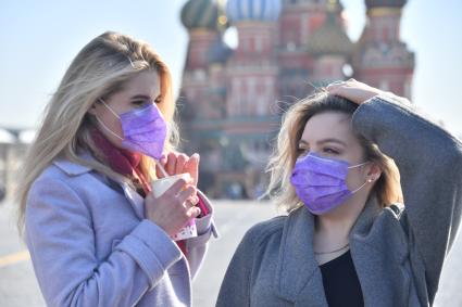 Москва. Девушки в медицинских масках на Красной площади.