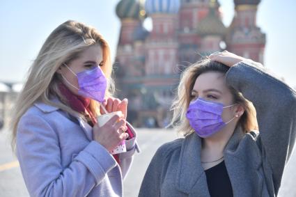 Москва.   Девушки в медицинских масках на Красной площади.