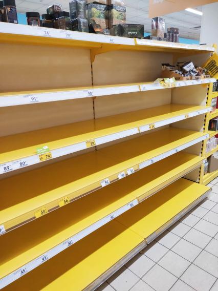 Москва. Россияне начали опустошать прилавки магазинов из-за коронавируса.
