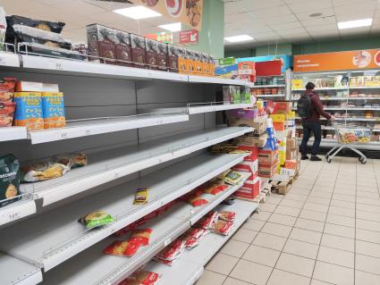 Москва. Россияне начали опустошать прилавки магазинов из-за коронавируса.