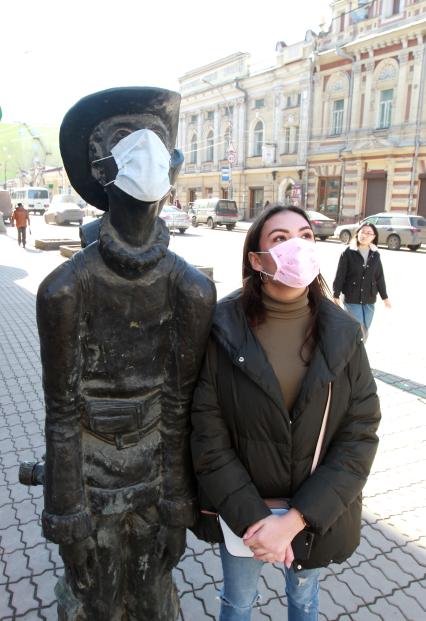 Иркутск. Девушка на улице в медицинской маске.