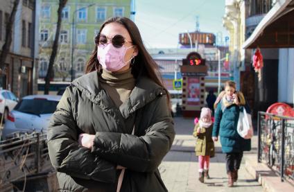 Иркутск. Девушка на улице в медицинской маске.