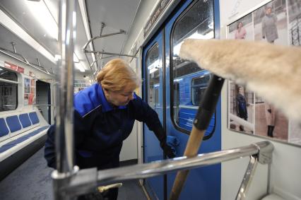 Екатеринбург. Депо Екатеринбургского метрополитена. Мытье и обработка вагонов с дезинфицирующими средствами для нераспространения коронавируса