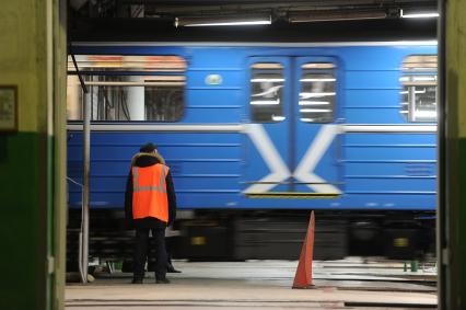 Екатеринбург. Депо Екатеринбургского метрополитена. Мытье и обработка вагонов с дезинфицирующими средствами для нераспространения коронавируса