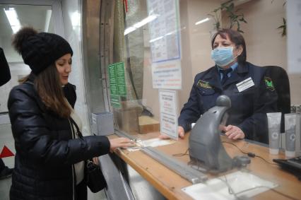 Екатеринбург. Кассир Екатеринбургского метрополитена в медицинской маске для профилактики  распространения коронавируса и других ОРВИ