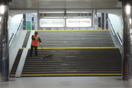 Екатеринбург. Станция метро Космонавтов Екатеринбургского метрополитена. Мытье и обработка с дезинфицирующими средствами для нераспространения коронавируса