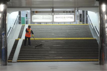 Екатеринбург. Станция метро Космонавтов Екатеринбургского метрополитена. Мытье и обработка  с дезинфицирующими средствами для нераспространения коронавируса