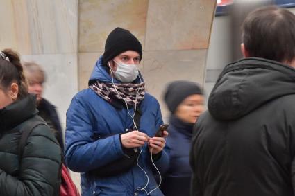 Москва.   Пассажиры в медицинских масках  в метро.