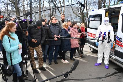 Москва.  Работник московской скорой помощи во время подготовки для борьбы с коронавирусом.