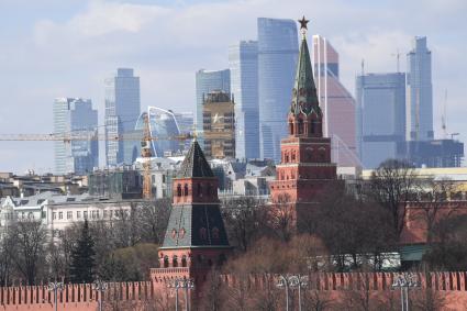 Москва. Вид на Московский Кремль и башни Моска-Сити.