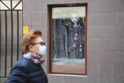 Москва. Женщина в медицинской маске на улице города.