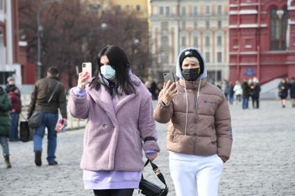 Москва. Девушки в медицинских масках на Красной площади.