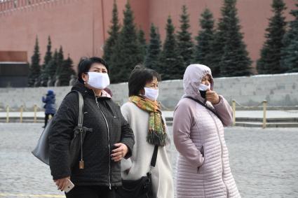 Москва. Туристы в медицинских масках на Красной площади.