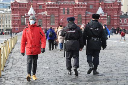 Москва. Мужчина в медицинской маске на Красной площади.