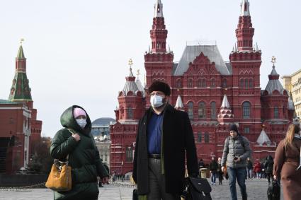 Москва. Туристы в медицинских масках на Красной площади.