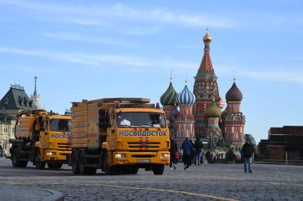 Москва. Машины Мосводостока на Красной площади.