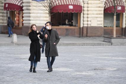 Москва. Мужчина в медицинской маске на Красной площади.