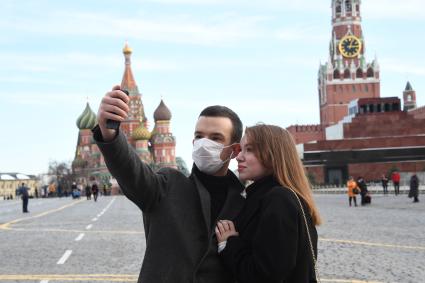 Москва. Мужчина в медицинской маске на Красной площади.