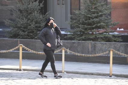 Москва. Женщина в медицинской маске на Красной площади.