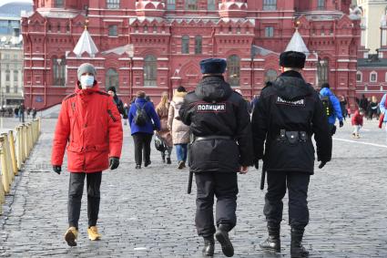 Москва. Мужчина в медицинской маске на Красной площади.