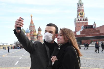 Москва. Мужчина в медицинской маске на Красной площади.