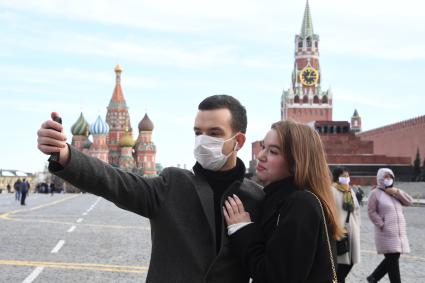 Москва. Мужчина в медицинской маске на Красной площади.