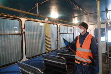 Красноярск. Дезинфекция общественного транспорта проводится в целях профилактики распространения вирусных заболеваний во время пандемии коронавируса COVID-19.