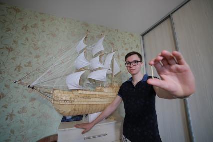 Красноярск. Роман Ермаков сделал модель корабля из 60 тысяч спичек.