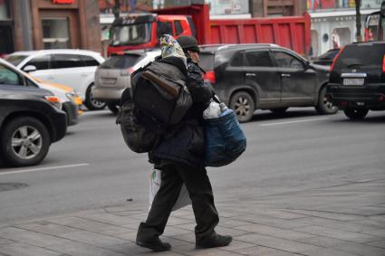 Москва. Пожилой мужчина на улице города.