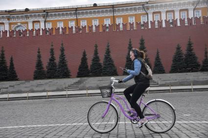 Москва.  Велосипедистка на Красной площади.