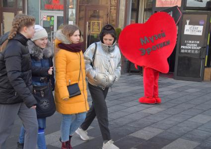 Москва. Пешеходы у музея Эротики.