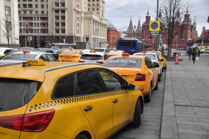 Москва. Такси на Тверской улице.