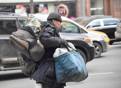 Москва. Пожилой мужчина на улице города.