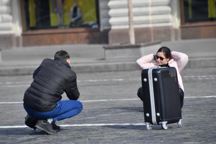 Москва. Туристы фотографируются на Красной площади.