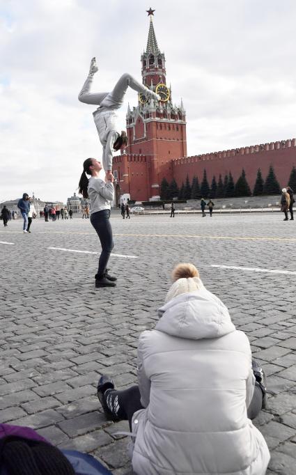 Москва. Акробаты на Красной площади.