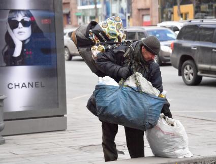 Москва. Пожилой мужчина на улице города.