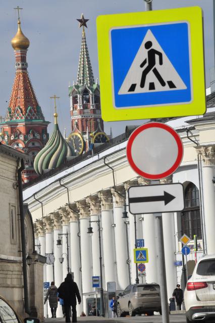 Москва. Дорожный знак пешеходный переход.