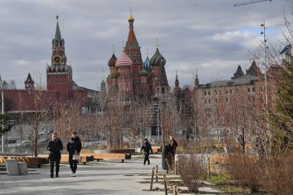 Москва. Вид на Московский Кремль и  храм Василия Блаженного.