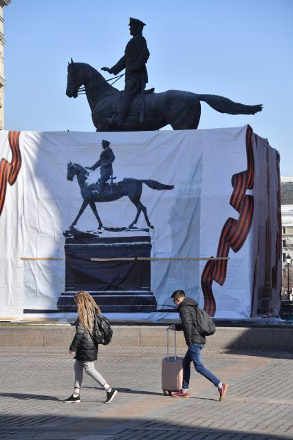 Москва. Памятник маршалу Жукову готовят к реставрации.